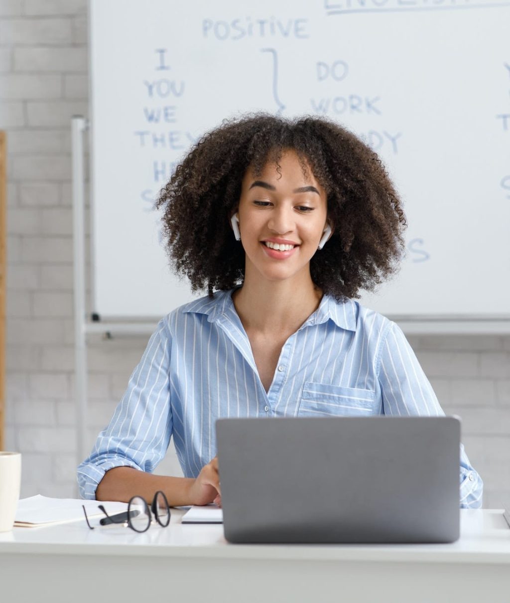 teacher-works-online-during-quarantine-woman-chatting-with-students-at-online-lesson-in-living-room.jpg teacher-works-online-during-quarantine-woman-chatting-with-students-at-online-lesson-in-living-room.jpg